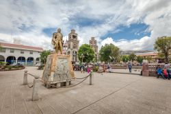 Monumento nei pressi di Plaza de Armas a Huaraz, Perù - © Kanokratnok / Shutterstock.com