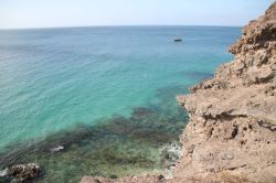 Veduta dell'acqua turchese di Morro Jable fotografata dalla costa, Fuerteventura, Spagna - Conosciuta anche come Barcelò Jandia Playa, in realtà nel linguaggio più comune ...