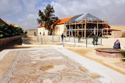 Mosaici  pavimentali nel sito della Chiesa del Buon Samaritano vicino a Gerico, in Israele - © ChameleonsEye / Shutterstock.com 