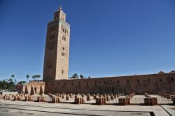 Minareto della moschea Koutoubia di Marrakech, Marocco - Il magnifico minareto alto 77 metri è uno dei simboli della città imperiale. Costruito assieme alla moschea nel XII° ...