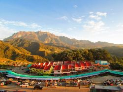 Il monte Kinabalu dalla città di Kundasang in Malesia - © Jason Thien / Wikimedia Commons