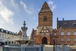 Il Municipio di Roskilde, Danimarca. E' ospitato in un edificio in stile neo gotico del XIX° secolo; la torre è ciò che rimane della chiesa di St. Lawrence costruita agli ...