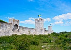 Le mura difensive di Visby (Svezia) si estendono per oltre 3,5 km lungo tutto il perimetro del centro storico della piccola cittadina sull'isola di Gotland - Foto © Fretschi / Shutterstock.com ...