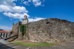 Mura medievali del castello di Ribadavia, Ourense, Spagna - © Dolores Giraldez Alonso / Shutterstock.com
