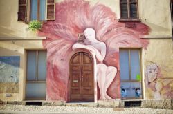 Uno degli oltre cento murales, realizzati dai nomi più prestigiosi dell'arte contemporanea, che si possono ammirare passeggiando fra le vie del centro storico di Dozza. Questo borgo, ...