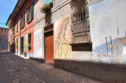 Tra la porta d'ingresso e la Rocca Sforzesca, all'interno di un dedalo di viuzze, si trovano un centinaio di murales dipinti direttamente sulle facciate delle abitazioni. Hanno dimensioni ...