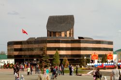 Museo delle Glorie Militari a Saransk, Russia. La facciata dell'edificio è caratterizzata da un rivestimento bicolore a strisce alternato - © alenvl / Shutterstock.com