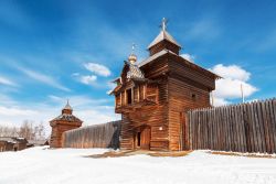 Il Museo Taltsy, circa 47 km a sud-ovest di Irkutsk, lungo il corso del fiume Angara.
