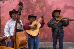 Musicisti di strada si esibiscono nel patio di un ristorante di San Miguel de Allende, Messico - © Barna Tanko / Shutterstock.com