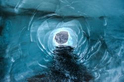 Myrdalsjokull Glacier, Islanda: la suggestiva veduta di un tunnel che conduce al ghiacciaio. Situato a nord di Vik i Myrdal, questo ghiacciaio a sud dell'Islanda raggiunge l'altezza ...