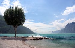 Uno scorcio del lago di Garda a Nago-Torbole, Trentino Alto Adige. Goethe era affascinato dai venti e dalla bellezza di questo luogo tanto da soprannominarlo "La terra dove fioriscono i ...