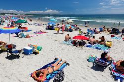 Narragansett Town Beach a Rhode Island, USA, in una giornata di sole. Gente in spiaggia su questo tratto di costa del New England che si sviluppa per 19 acri  - © Jay Yuan / Shutterstock.com ...