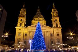 Natale a Budapest, piazza della basilica Santo Stefano - Progettata a partire dal 1850 e terminata nel 1905, Szent Istvan Bazilika ha una capienza di circa 8 mila fedeli. Luogo di culto cristiano ...