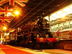 Una locomotiva all'interno dello splendido National Railway Museum, l'interessante museo di York ad ingresso gratuito che racconta la storia delle ferrovie inglesi - foto © ...