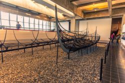 Navi vichinghe al Museo delle Navi di Roskilde, Danimarca. Questo spazio museale è dedicato alle imbarcazioni, ai viaggi in mare e alle tecniche di costruzione navale nelle epoche preistoriche ...