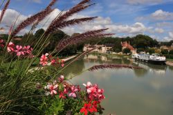 Navigazione su un canale della Borgogna in Francia. Questa regione ricca di fiumi e canali è perfetta per la navigazione turistica: la rete navigabile permette infatti al turismo fluviale ...