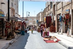 Negozi a Madaba, il turismo è garantito dato che ci troviamo nella "Città dei Mosaici", una delle attrazioni della Giordania - © Anton_Ivanov / Shutterstock.com ...