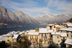 Nesso dopo una nevicata sul Lago di Como - © imagesef / Shutterstock.com