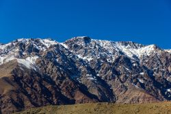 Neve sulla cima della Ande con il cielo blu sullo sfondo, valle di Elqui, Cile.

