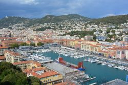 Il porto cittadino e le montagne della Costa Azzurra a Nizza, Francia. Una bella veduta dall'alto dell'elegante città francese con le montagne sullo sfondo.
