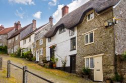 Uno scorcio fotografico dei cottages sulla Collina d'Oro di Shaftesbury, Dorset, Inghilterra. Il punto più famoso della cittadina è la Gold Hill che ospita le tipiche abitazioni ...