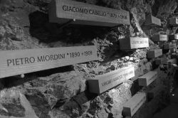 Nomi dei caduti italiani durante la costruzione del tunnel dello Jungfrau, Grindelwald, Svizzera.
