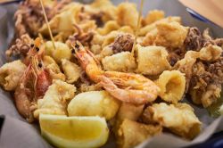 Il pesce fritto dell'Adriatico a Numana nelle Marche, Riviera dl Conero