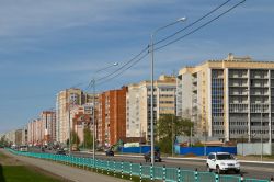 Nuove aree residenziali della città di Saransk, Russia, con palazzi moderni e grandi viali - © alenvl / Shutterstock.com