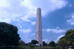 L'Obelisco do Parque do Ibirapuera ad Amadora, Portogallo - © Tatiane de souza macedo - CC BY-SA 4.0, Wikipedia