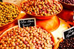 Olive presso un mercato nel centro storico di Chalon-sur-Saône (Borgogna, Francia) - foto © SidBradypus / Shutterstock.com