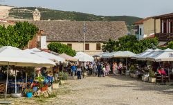 Omodos, Cipro: una piazzetta con ristoranti all'aperto affollata di turisti - © Chrispictures / Shutterstock.com