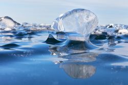 Onde congelate sul lago Baikal in Siberia (Russia): il più profondo del mondo