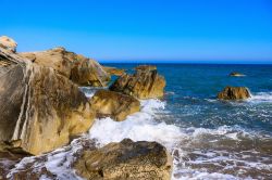 Onde del Mediterraneo s'infrangono sulla costa rocciosa nei pressi di Pissouri, isola di Cipro.

