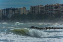 Onde in una giornata ventosa sulla spiaggia di Benicassim, Spagna. Sullo sfondo, appartamenti di edilizia residenziale.




