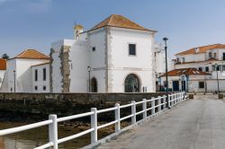 Paesaggio cittadino con la chiesa della Misericordia del XVI° secolo a Alcochete, Portogallo. Questo edificio oggi ospita il museo di arte sacra di Alcochete.



