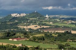 Paesaggio di Todi, provincia di Perugia, Umbria. Questa bella cittadina collinare dell'Umbria sorge su un colle alto 411 metri che si affaccia sulla media valle del Tevere.
