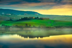 Paesaggio incantato sul lago di Santa Luce in Toscana