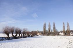 Paesaggio invernale e innevato nei pressi di Arnhem (Olanda). Sullo sfondo, l'antica chiesa di Oosterbeek in una giornata di sole.
