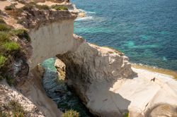 Paesaggio naturale nei pressi di Marsascala (isola di Malta): scogliere e formazioni rocciose lambite dal Mediterraneo in una giornata invernale. Si tratta della baia di San Tommaso.

