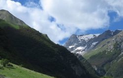 Paesaggio nei pressi di Foce di Montemonaco, Marche: si tratta di un antico villaggio di pastori incastonato in una vallata fra la catena del Monte Vettore e quella del Monte Sibilla.
