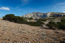 Paesaggio tipico dell'isola di Donoussa, Piccole Cicladi, Grecia. Il territorio è caratterizzato da una natura piuttosto aspra.

