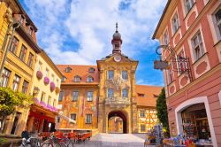 Palazzi dalle facciate colorate in una viuzza del centro di Bamberga, Germania - © xbrchx / Shutterstock.com