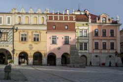 Palazzi eleganti nel centro storico di Tarnow, Polonia: chiamata la "perla del Rinascimento", questa cittadina ospita ancora oggi edifici storici e monumenti di grande prestigio - Maria_Janus ...