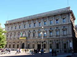 Palazzo Marino, la sede del Municipio di Milano, in Piazza della Scala - © Lucamato / Shutterstock.com