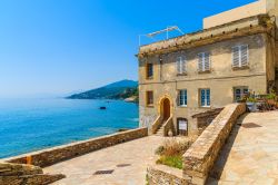 Palazzo storico a Erbalunga, Corsica, Francia. La posizione sulla costa orientale del Cap Corse, di fronte alla Toscana, protegge il borgo dalle sferzate del Maestrale e del Libeccio.



 ...