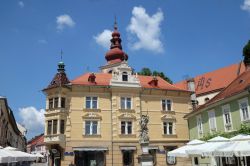 Un palazzo storico nel cuore della città di Ptuj, Slovenia. Si affaccia sulla principale piazza cittadina ed è caratterizzato da finestre sormontate da un frontone con decorazioni ...