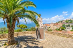 Palma e monumento nella cittadina di Sarténe, a metà strada da Ajaccio e Bonifacio, in Corsica (Francia) - foto © Shutterstock.com

