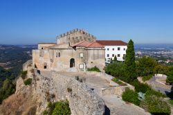 Palmela, Portogallo: una bella veduta del complesso fortilizio sulle alture cittadine.
