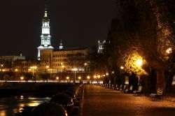 Panchine sul lungofiume di Kharkiv, Ucraina. Una passeggiata serale alla scoperta degli angoli pù nascosti della città è un interessante modo per visitare questa località ...