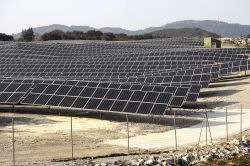 Pannelli solari nelle campagne di Ales, Francia: siamo nel dipartimento del Gard nella regione dell'Occitania.



